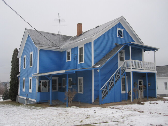 201 W Wisconsin Ave, Unit 2 in Grantsburg, WI - Foto de edificio - Building Photo