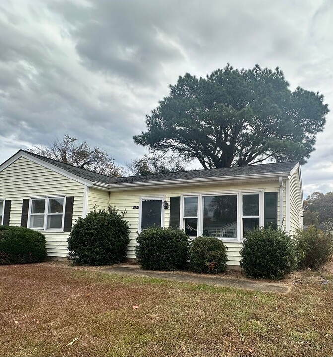 7424 Bellehaven Dr in Gloucester Point, VA - Building Photo