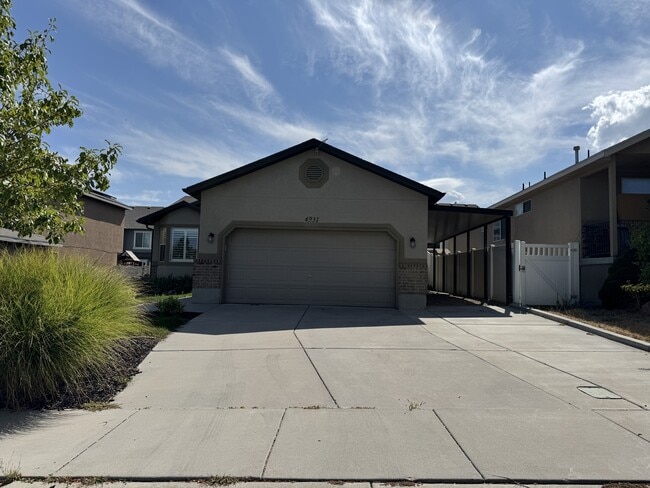4931 W Berry Creek Dr in Riverton, UT - Building Photo - Building Photo
