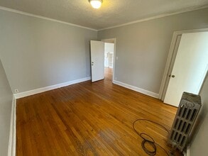 7931 S Manistee Ave, Unit 2S in Chicago, IL - Building Photo - Building Photo