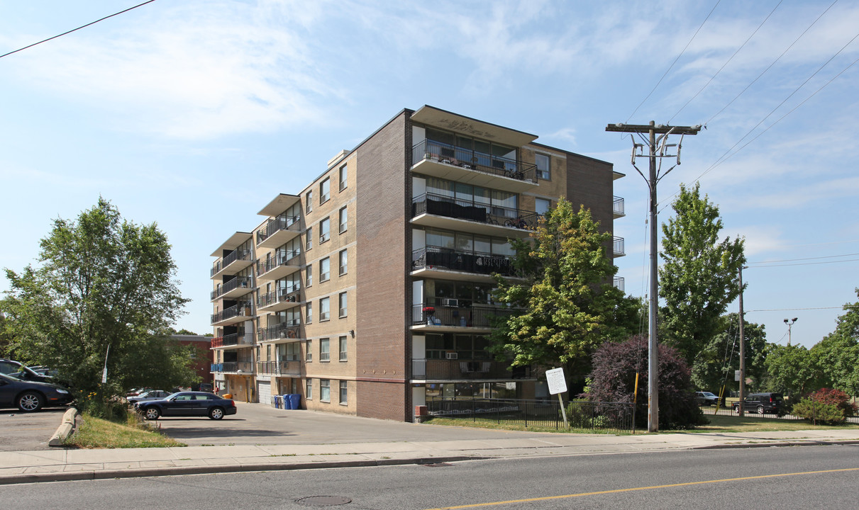 Greenview Apartments in Toronto, ON - Building Photo