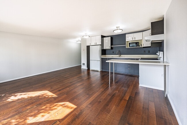 201 2nd St S, Unit 105 in Kirkland, WA - Foto de edificio - Building Photo