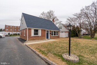10 Hawthorne Rd in Broomall, PA - Foto de edificio - Building Photo