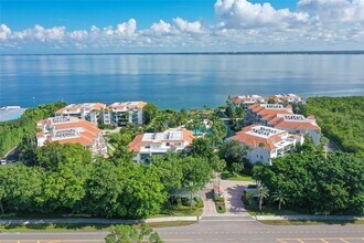 350 Gulf of Mexico Dr in Longboat Key, FL - Building Photo - Building Photo