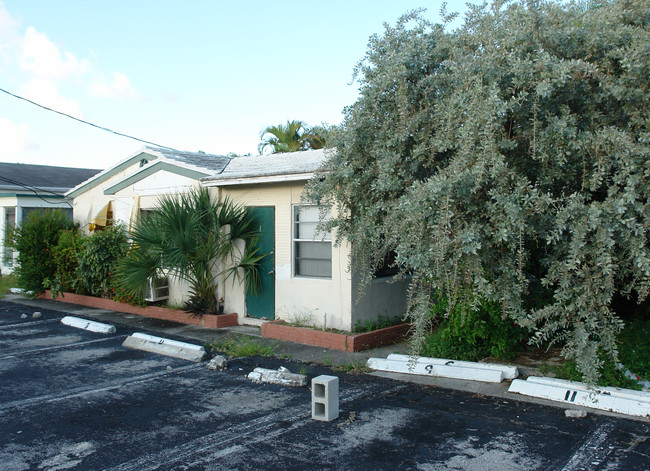 829 NE 17th Ter in Fort Lauderdale, FL - Building Photo - Building Photo