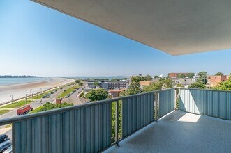 300 Lynn Shore Dr, Unit 1004 in Lynn, MA - Foto de edificio - Building Photo