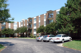 Park Towne in Palatine, IL - Building Photo - Building Photo