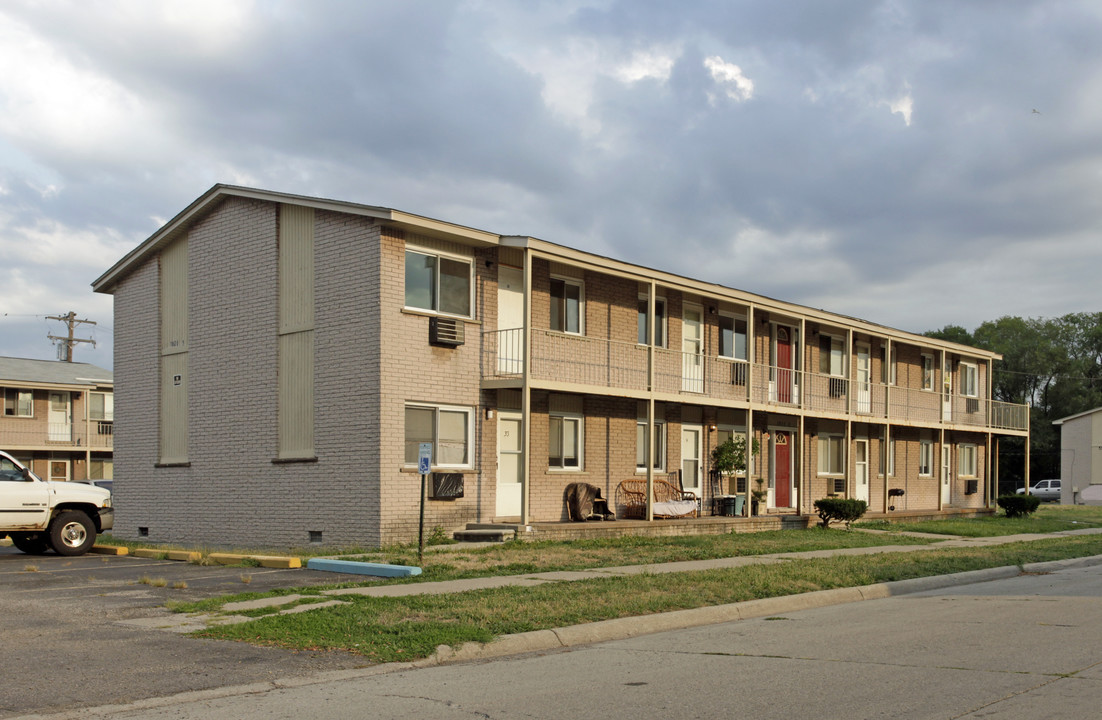 Bella Vista Apartments in Lincoln Park, MI - Building Photo