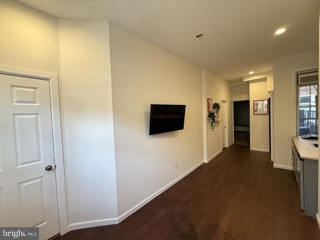 property at 1003 S 6th St