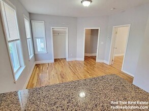 39 Pinckney St, Unit 3 in Somerville, MA - Foto de edificio - Building Photo