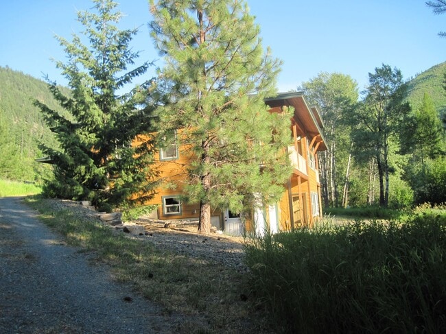 1381 Mingo Mountain Rd in Kettle Falls, WA - Building Photo - Building Photo