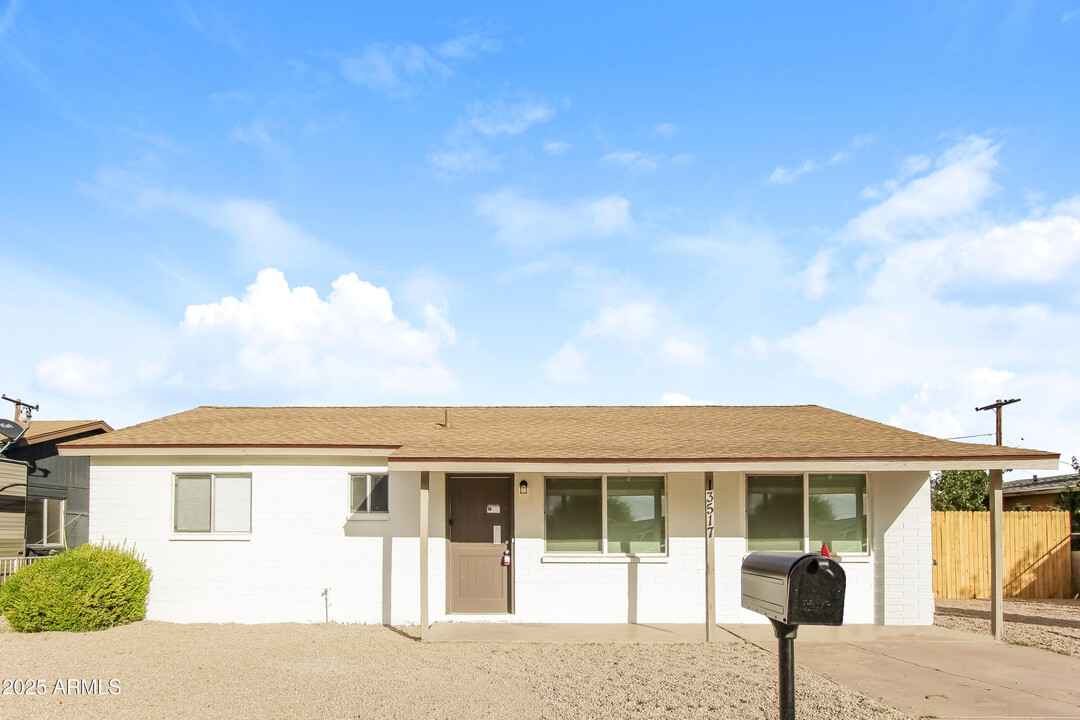 13517 N Luna St in El Mirage, AZ - Building Photo