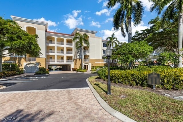 11100 Harbour Yacht Ct in Ft. Myers, FL - Foto de edificio