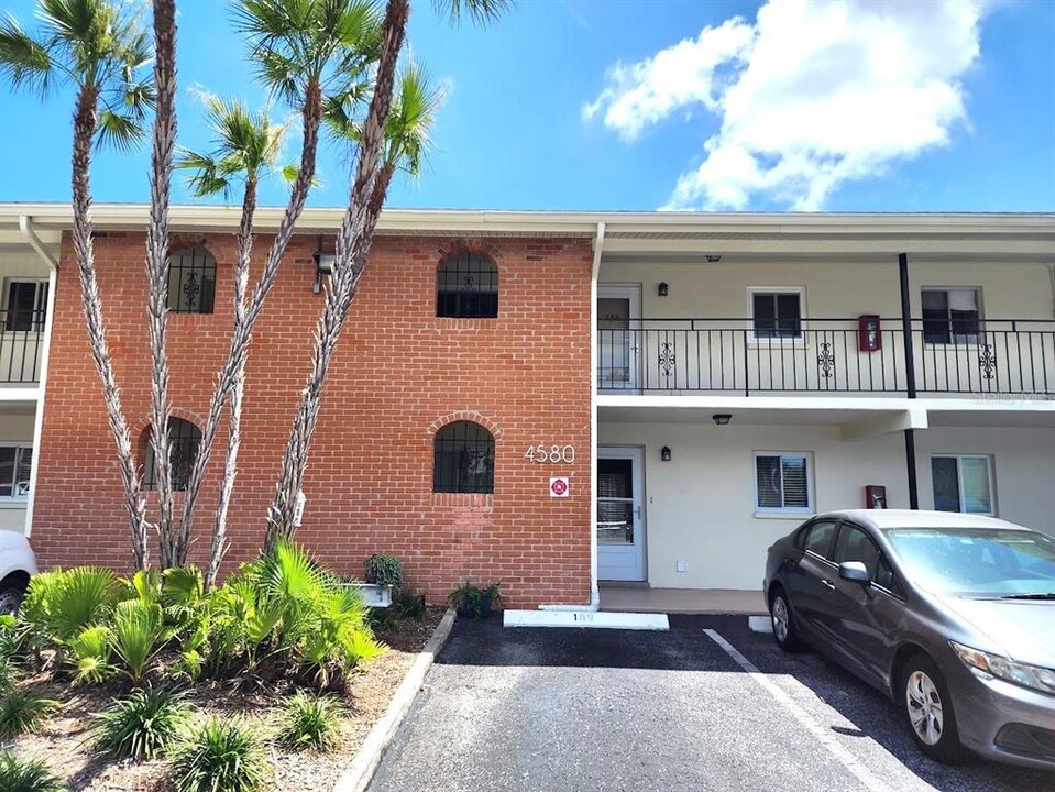 4580 Overlook Dr NE in St. Petersburg, FL - Foto de edificio