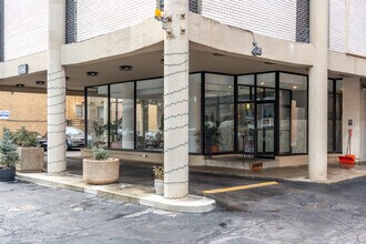 Sheridan Shores in Chicago, IL - Building Photo - Building Photo