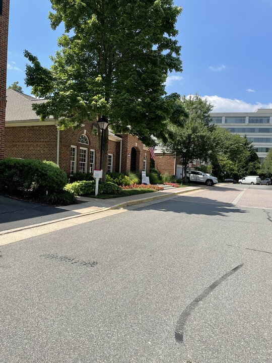 3021 Nicosh Cir, Unit 1407 in Falls Church, VA - Foto de edificio