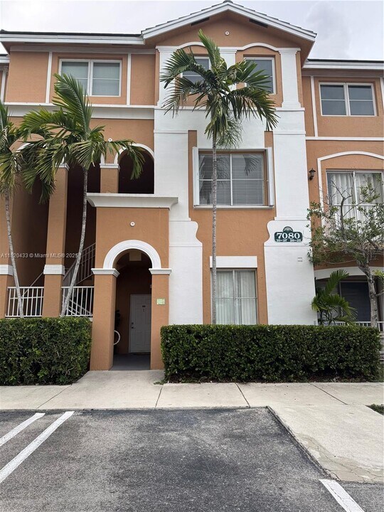 7080 NW 177th St in Hialeah, FL - Building Photo