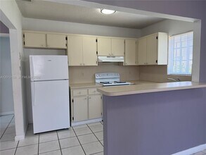 837 SE 8th Ct in Hialeah, FL - Building Photo - Building Photo