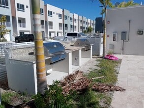 2555 NE 193rd St in Miami, FL - Building Photo - Building Photo