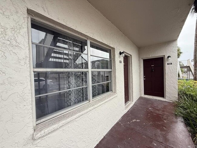 9221 Tudor Dr in Tampa, FL - Foto de edificio - Building Photo