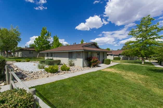 Highland Manor Apartments in Carson City, NV - Building Photo