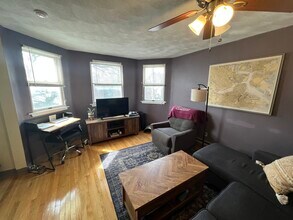 218 Holland St, Unit 2B in Somerville, MA - Foto de edificio - Building Photo