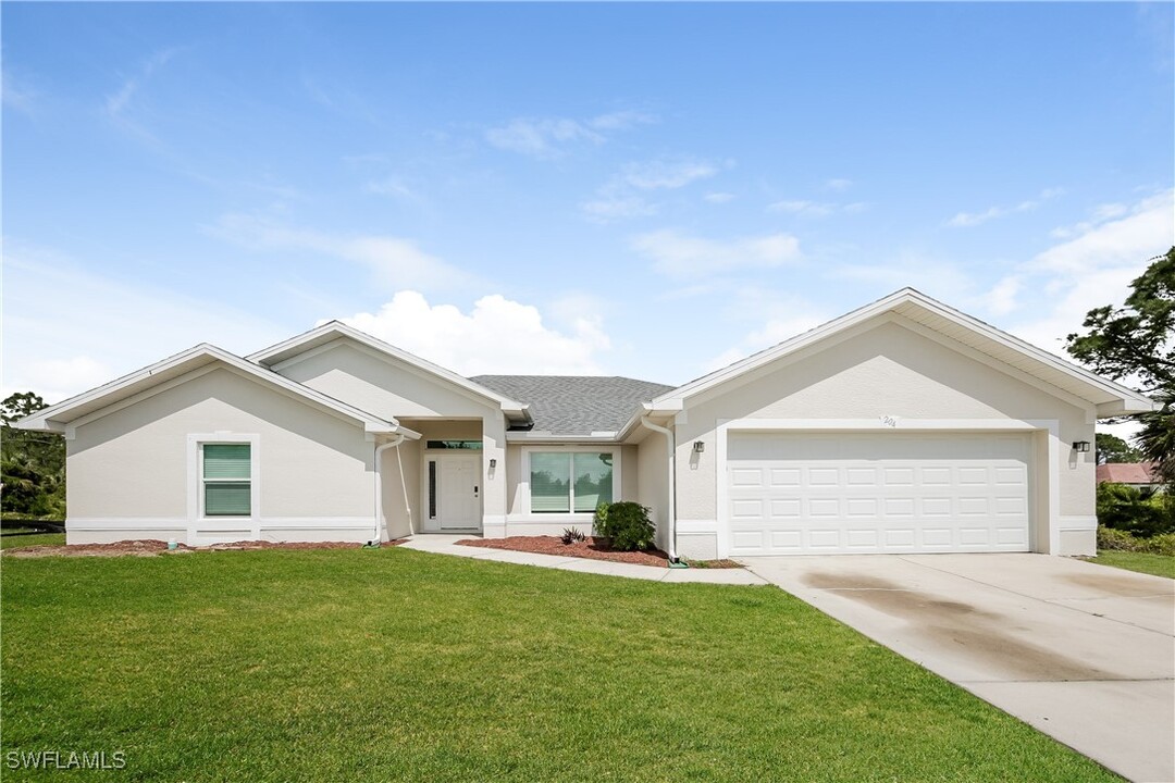 204 W 9th St in Lehigh Acres, FL - Foto de edificio