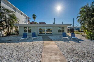 14125 N Bayshore Dr in Madeira Beach, FL - Building Photo