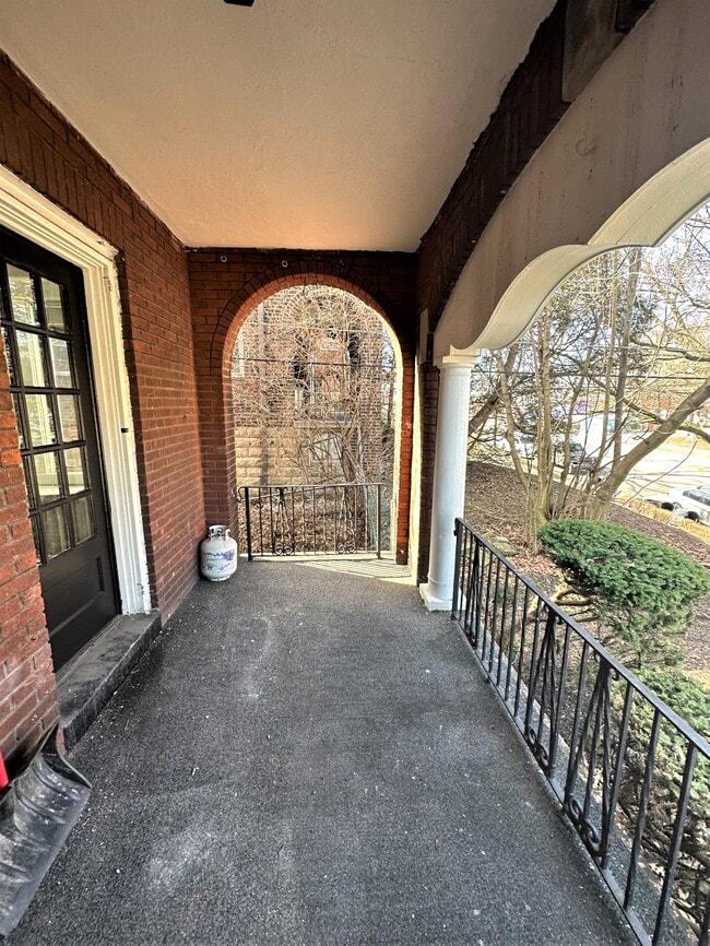 5718 Beacon St, Unit 5718 in Pittsburgh, PA - Foto de edificio - Building Photo