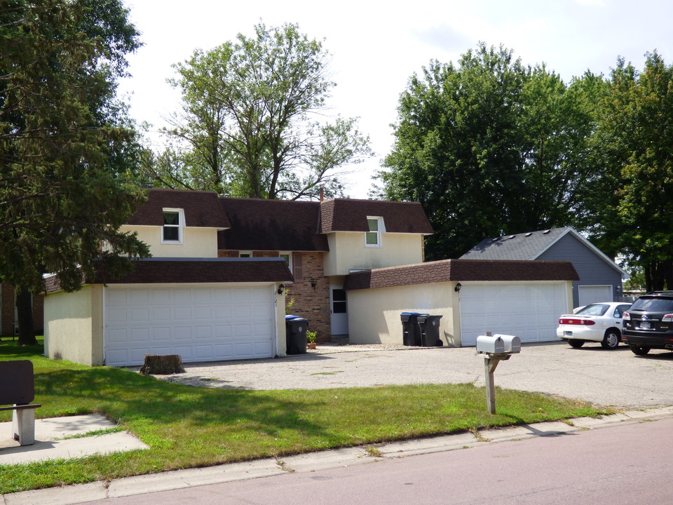 2201 Marwood Dr in Mankato, MN - Building Photo