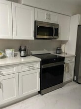 833 Riverside Dr in Coral Springs, FL - Foto de edificio - Building Photo