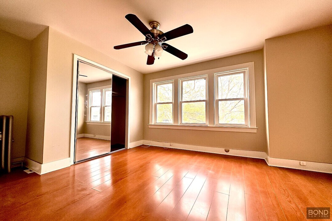 90-45 207th St in Queens, NY - Building Photo