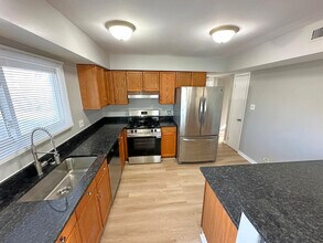 908 Parker Dr in Schaumburg, IL - Building Photo - Building Photo