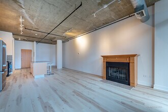 111 S Morgan St, Unit 619 in Chicago, IL - Foto de edificio - Building Photo
