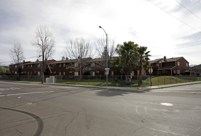 Royal Garden Apartments in Sacramento, CA - Building Photo - Building Photo