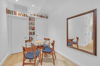 140 Scholes St, Unit 3A in Brooklyn, NY - Foto de edificio - Building Photo