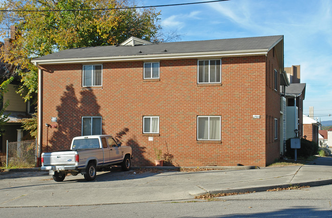 Mountain Manor in Roanoke, VA - Building Photo - Building Photo