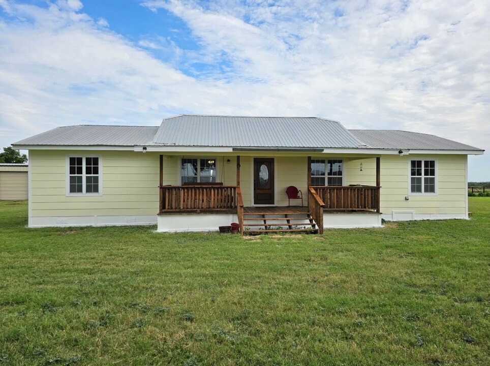 1229 Co Rd 420 in Thorndale, TX - Building Photo