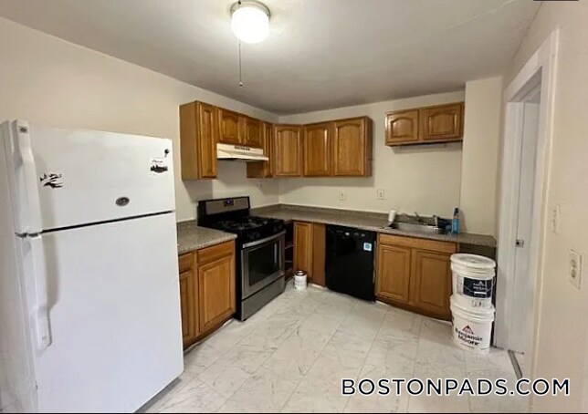 18 Hall St in Waltham, MA - Building Photo - Building Photo