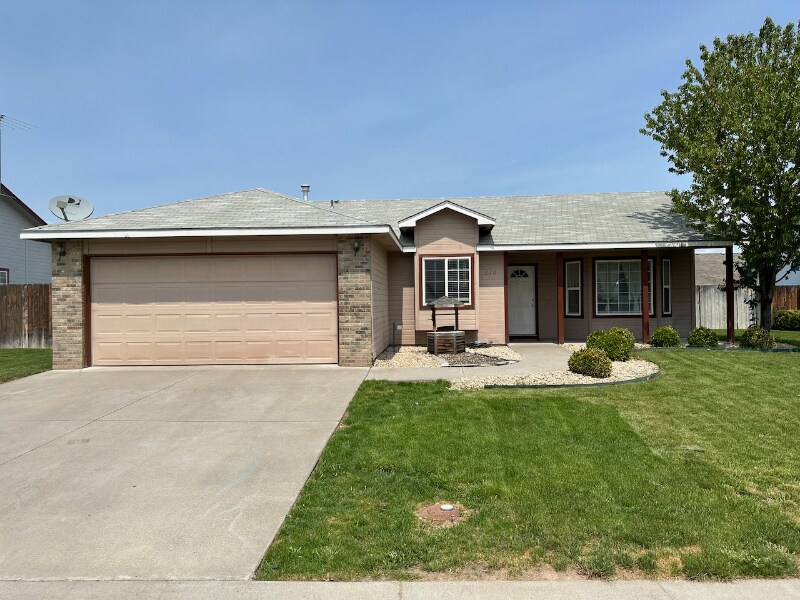 270 E 15th N St in Mountain Home, ID - Building Photo