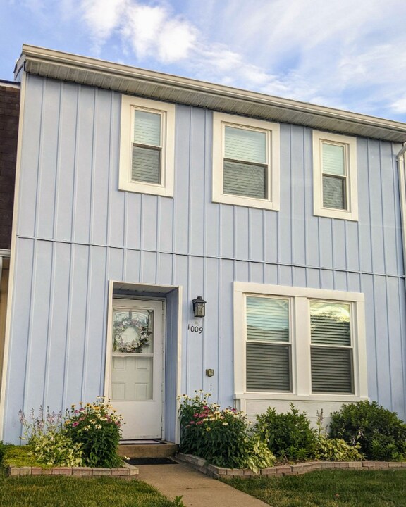 1009 Charles St in Herndon, VA - Building Photo
