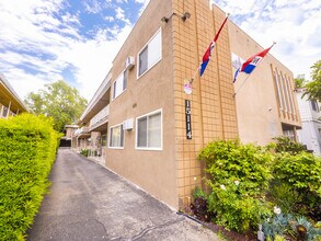 15114 Dickens St. in Sherman Oaks, CA - Foto de edificio - Building Photo