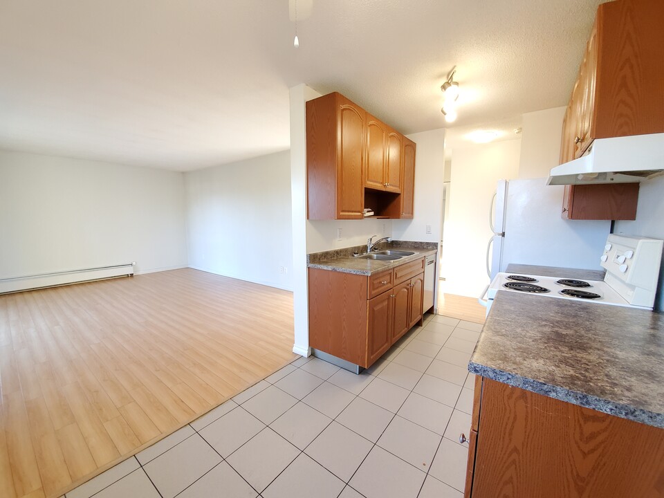 5135 Newton St in Burnaby, BC - Building Photo