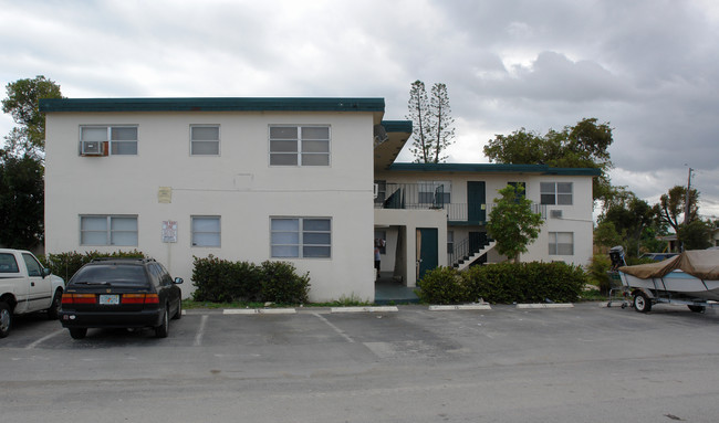 180 SW 8th St in Pompano Beach, FL - Foto de edificio - Building Photo