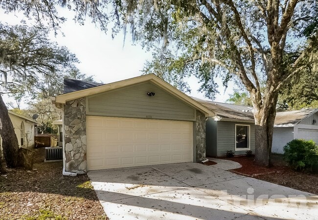 8111 Hathaway Dr in New Port Richey, FL - Foto de edificio - Building Photo