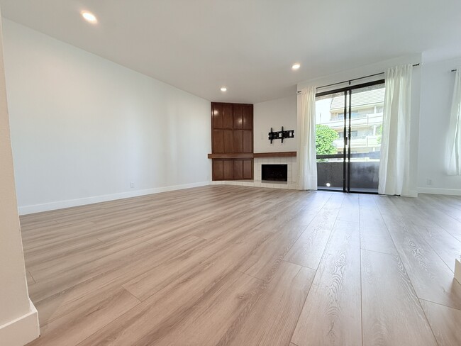 14572 Dickens St, Unit 105 in Los Angeles, CA - Building Photo - Building Photo