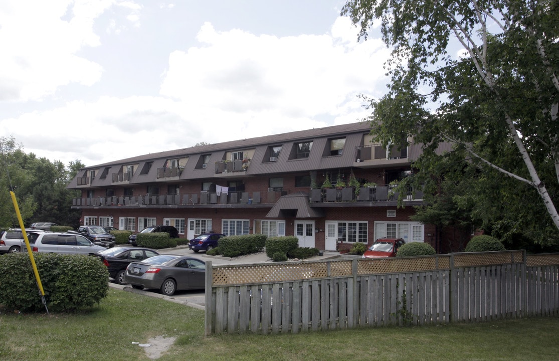 40 The Queensway S in Georgina, ON - Building Photo