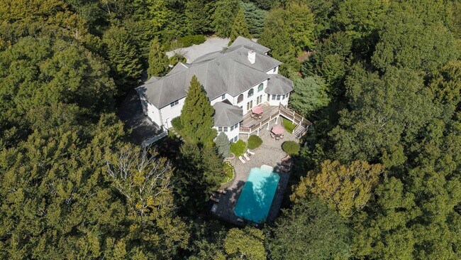 11 Eastwood Ct in Amagansett, NY - Building Photo - Building Photo