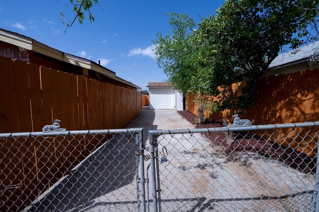 220 E San Jose St in Laredo, TX - Building Photo - Building Photo