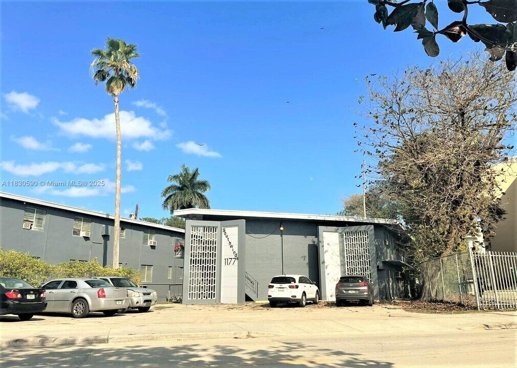1177 NW 8th Street Rd in Miami, FL - Building Photo